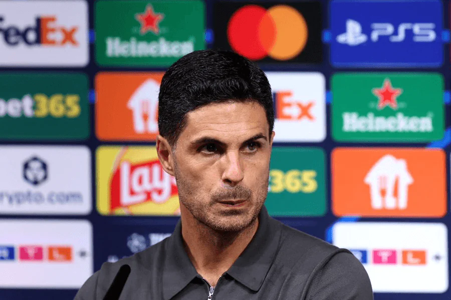 Mikel Arteta treinador Arsenal 2025-2026 durante a preparação do mercado de verão — projeto esportivo apresentado ao jovem defensor do PSG