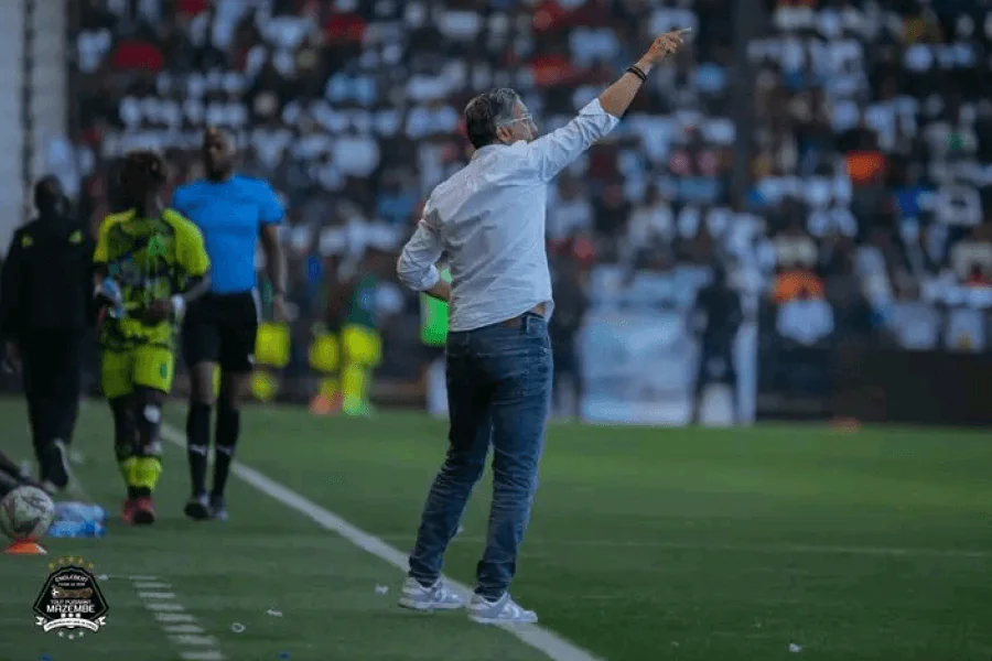 Slimane Raho treinador do TP Mazembe antes do confronto Mazembe Aigles do Congo 11 de junho de 2026 – Kamalondo Lubumbashi Linafoot playoffs