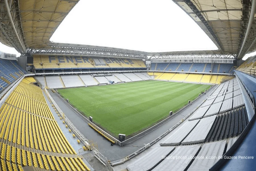 Estádio do Fenerbahçe em Istambul — o clube turco teria proposto um contrato de 90 milhões de euros por três anos a Mohamed Salah