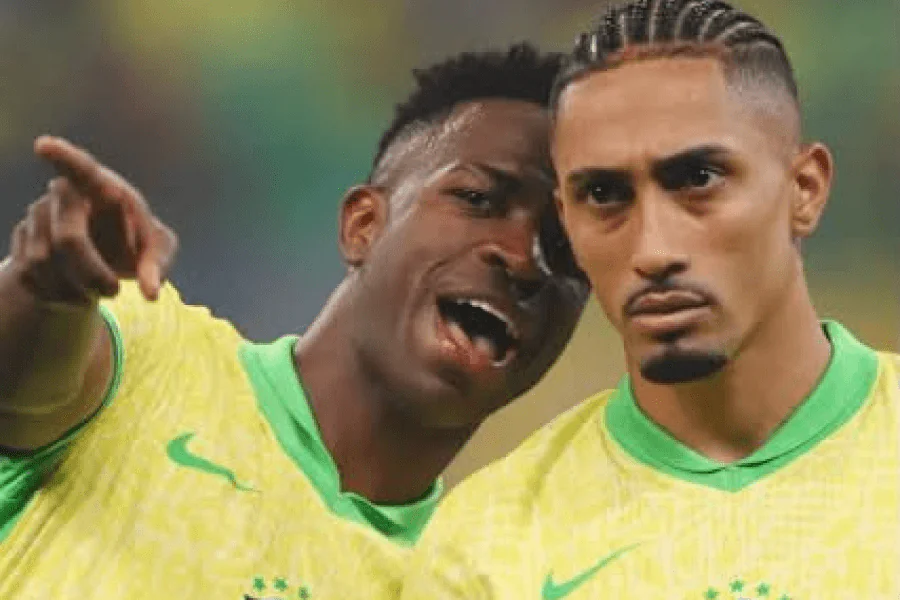 Vinícius Júnior e Raphinha durante um treino da Seleção antes do jogo Brasil Marrocos Copa do Mundo 2026 — Grupo C