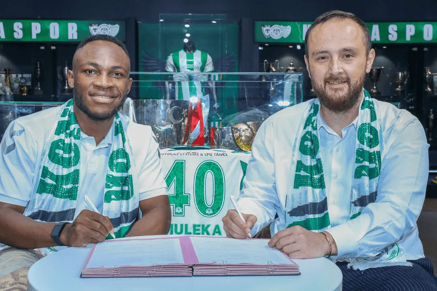 Yusuf Küçükbakırcı diretor esportivo Konyaspor e staff durante a visita a Adamo Nagalo no hospital Medova maio de 2026 — relatório de saúde após operação de apendicite